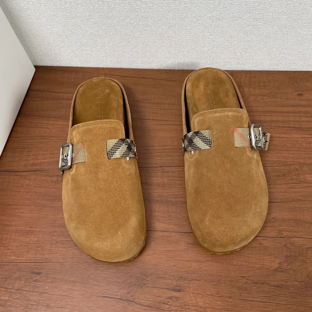 Men's Men's Shoes 💰340【New Style】🐝🐝Burberry New Burberry - Men's Checked Leather Urchin Half-Flop Sandal Made of soft suede cowhide and calfskin, these half-flop sandals feature an adjustable B-shaped buckle strap and are decorated with the signature sand-colored Burberry check in jacquard worsted. The upper wraps around the midsole and is paired with a sole made of the same upper material with an embossed logo on the heel and a wavy rubber outsole embellished with the Burberry lettering. Fashionable and casual! Comes with full set of original packaging dust bag! Code number: 39-40-41-42-43-44 standard code (38/45 can be customized and returns and exchanges are not supported)